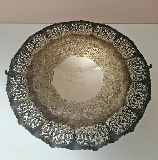 Centro de Mesa de Prata com Borda Ornamentada