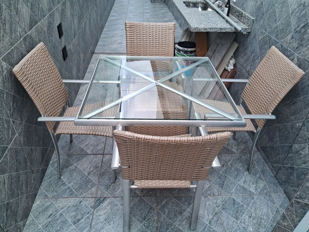 Mesa de alumínio com tampo de vidro e 4 cadeiras - Foto 3