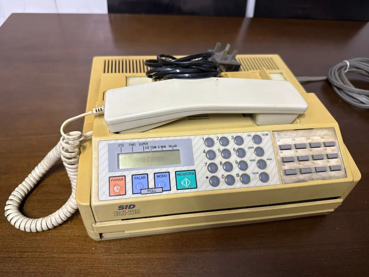 Antigo aparelho de fac-símile (fax) em formato retangular Equitel