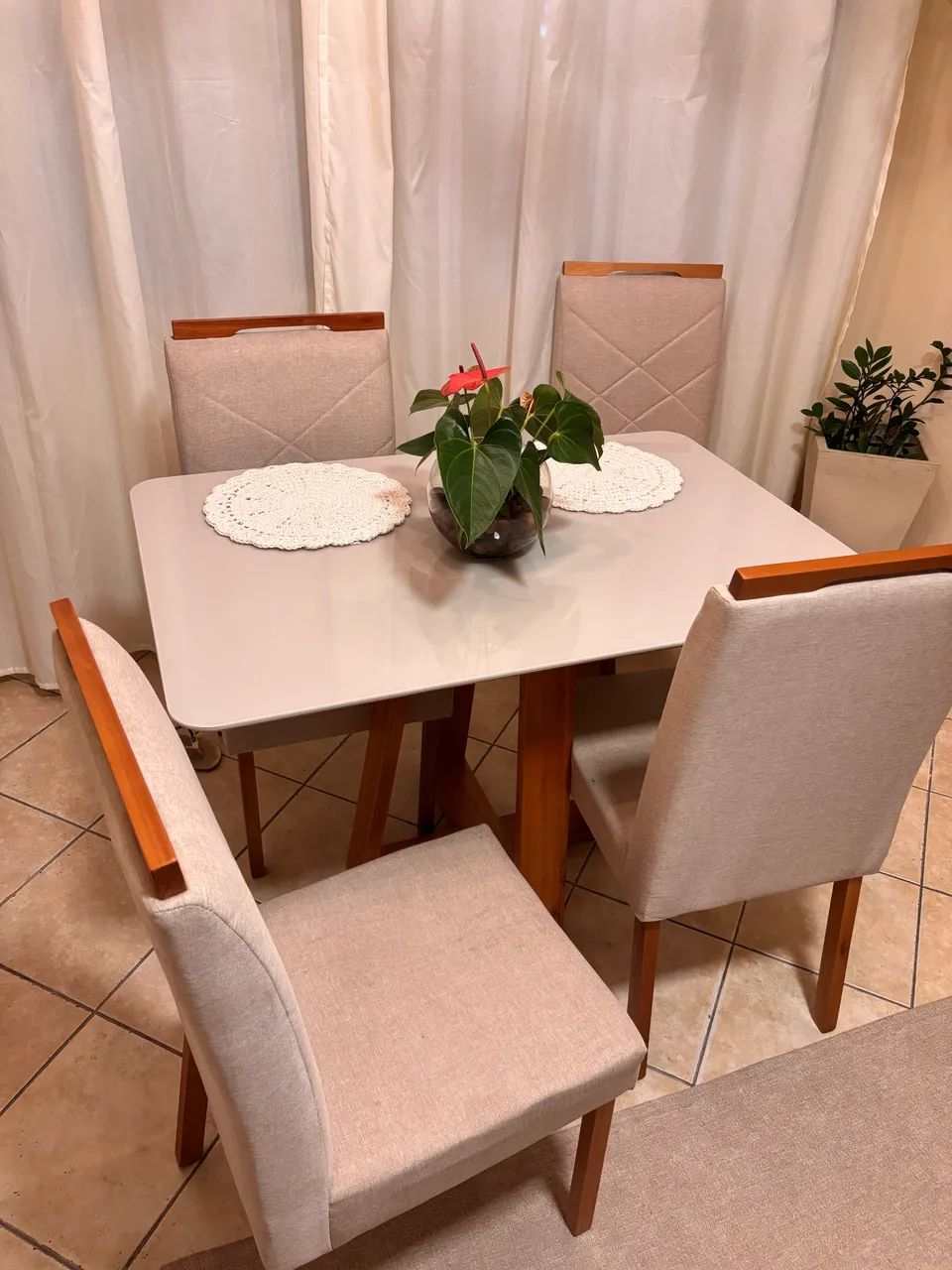 Mesa 4 cadeiras madeira maciça  - Foto 5