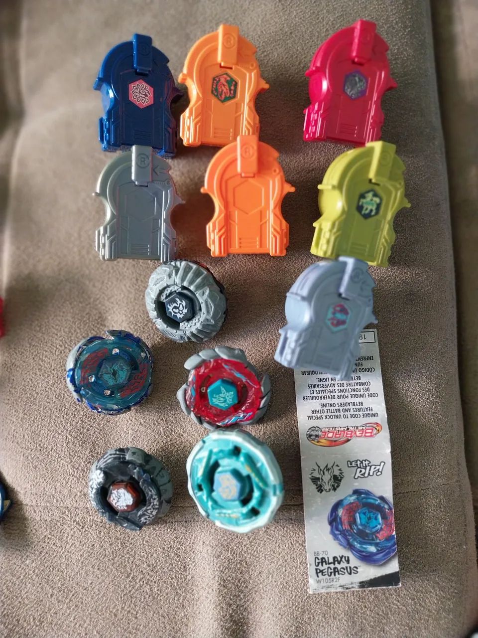 BeyBlade, Maleta, Arena, peões e  suportes. - Foto 5