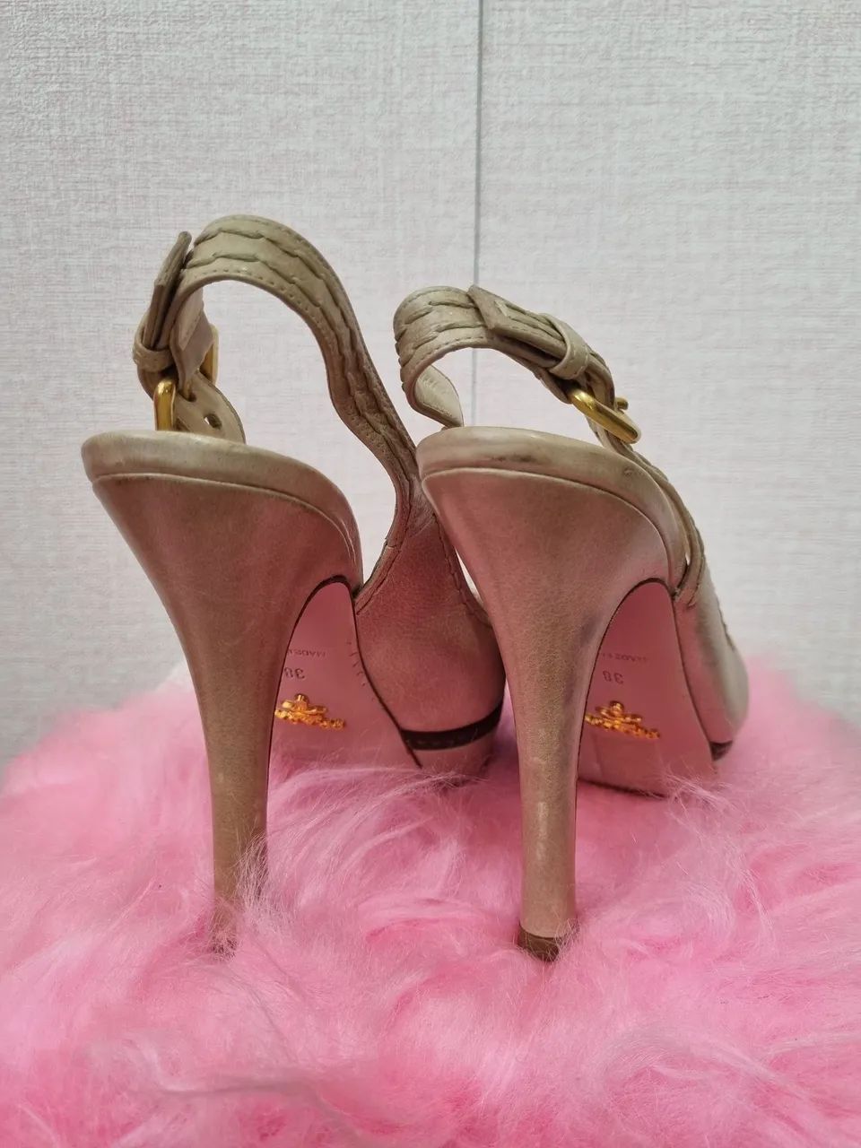 Sapato de couro bege com salto PRADA - Foto 4