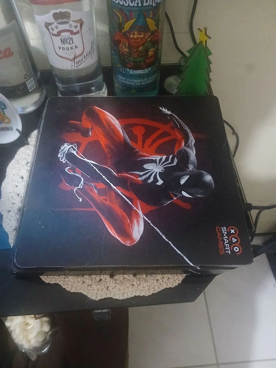 Ps4  de 1 terá ( 1 controlhe original e 1 paralelo )