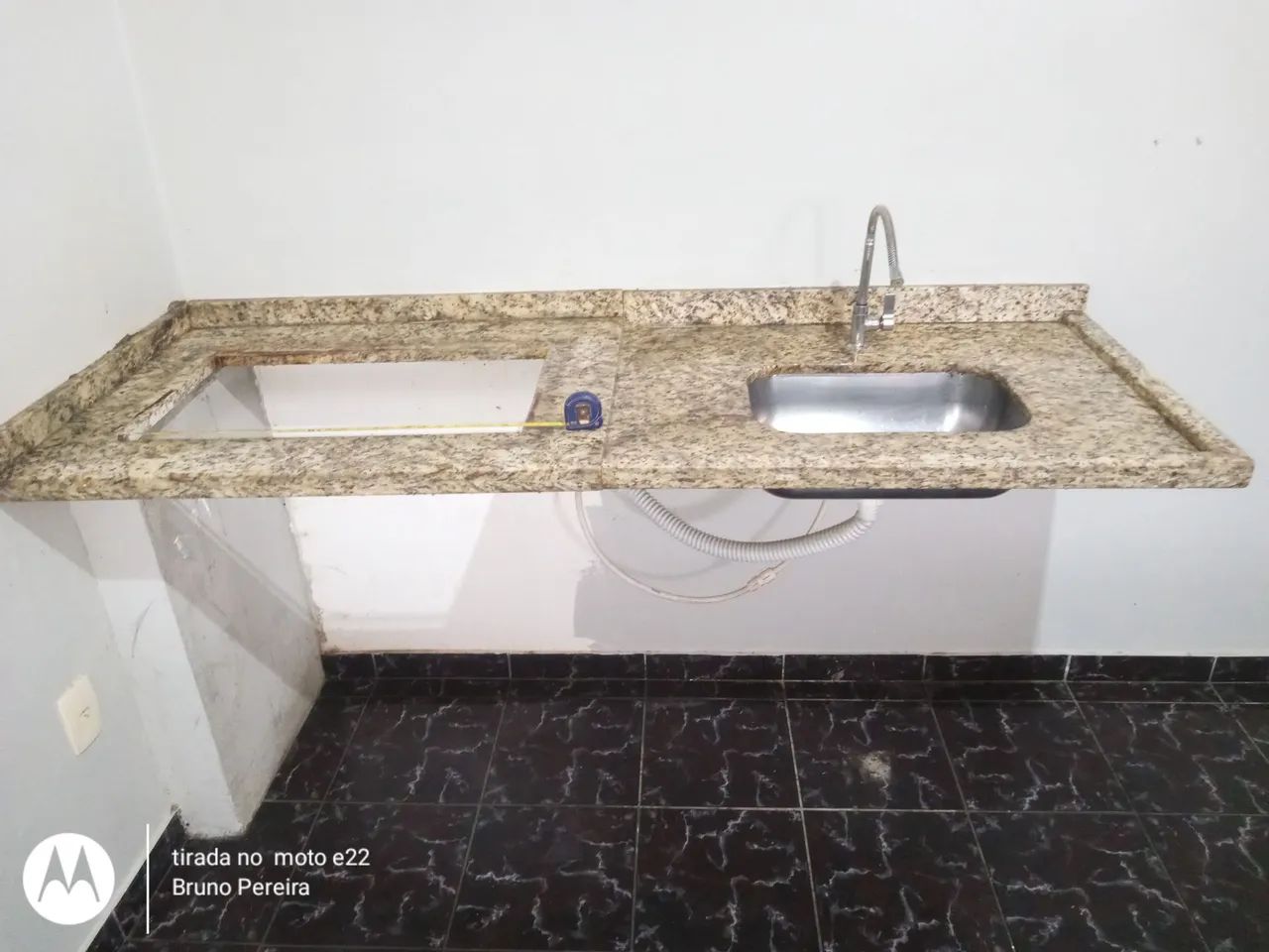 Bancada de Granito com cuba de inox para cooktop em ótimo estado