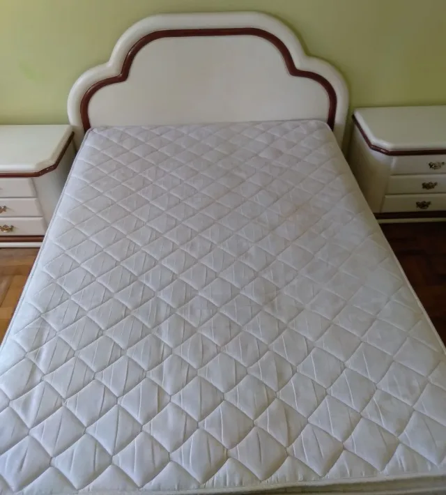 Conjunto - Cama de casal, colchão, cômoda, mesinhas de cabeceira e espelho