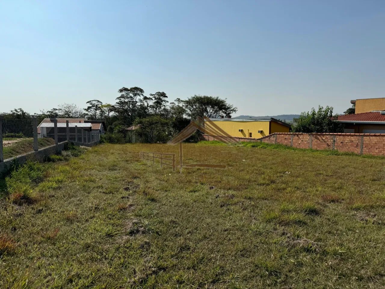 Terreno com 1.000 m² em condomínio, local tranquilo com vizinhos moradores, Porangaba SP - Foto 10