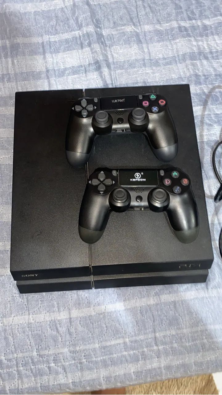 Ps4 fat semi novo, ótimo estado de conservação 