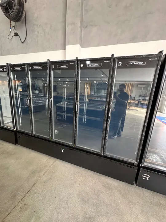 Auto serviço 5 portas resfriados Full black - refrimate