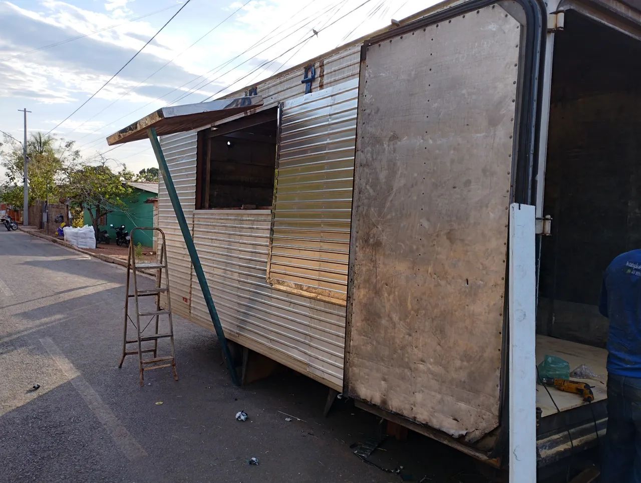 Baú 3/4 isotérmico adaptado para montar lanchonete. Contêiner container 