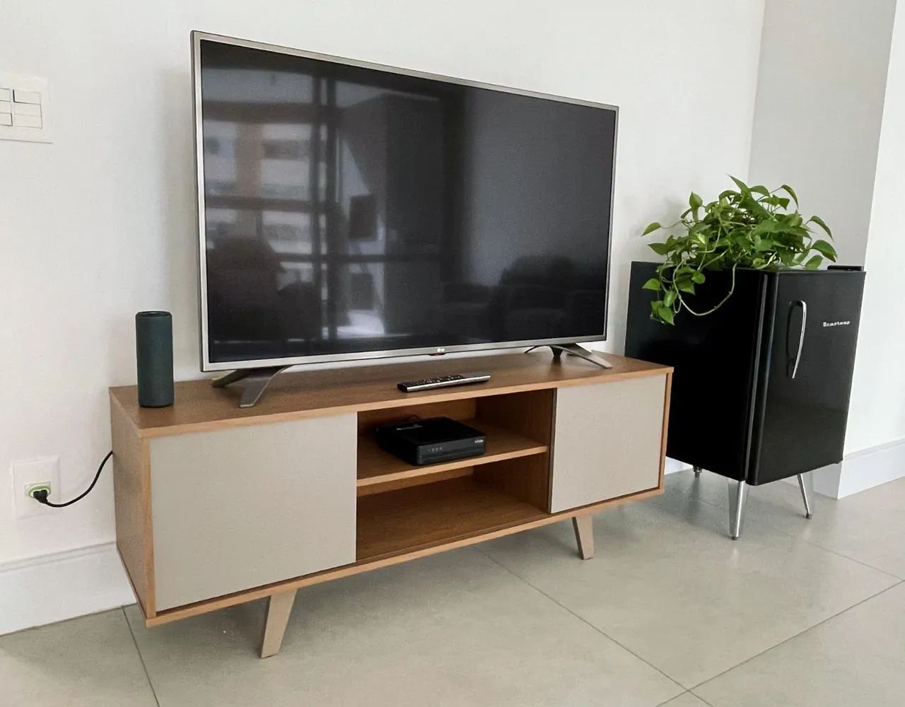 Rack para TV com Design Moderno e Detalhes em Madeira