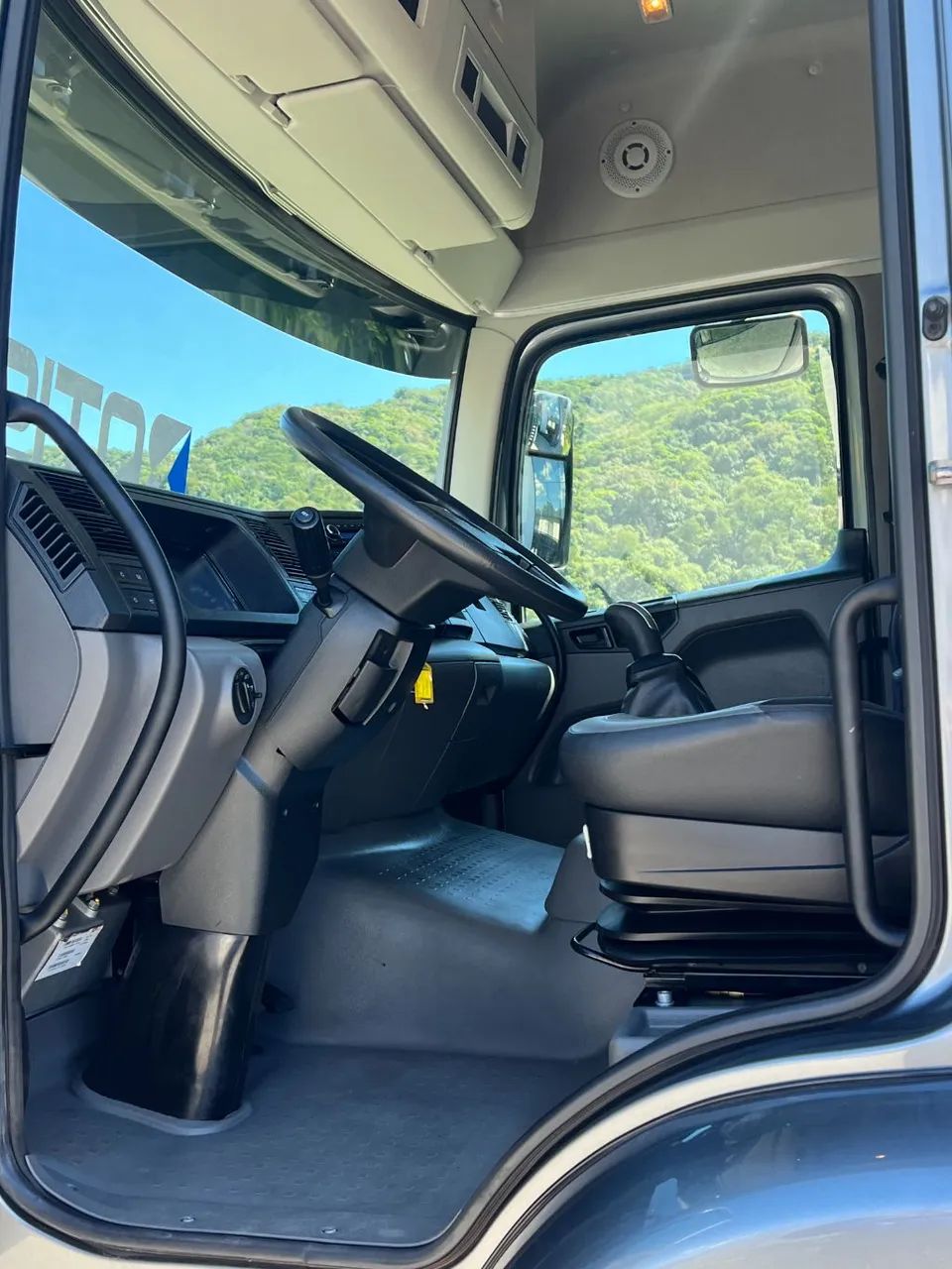 Vw 24-280 6x2 2023 - Carroceria de madeira de 8,5m - Foto 10