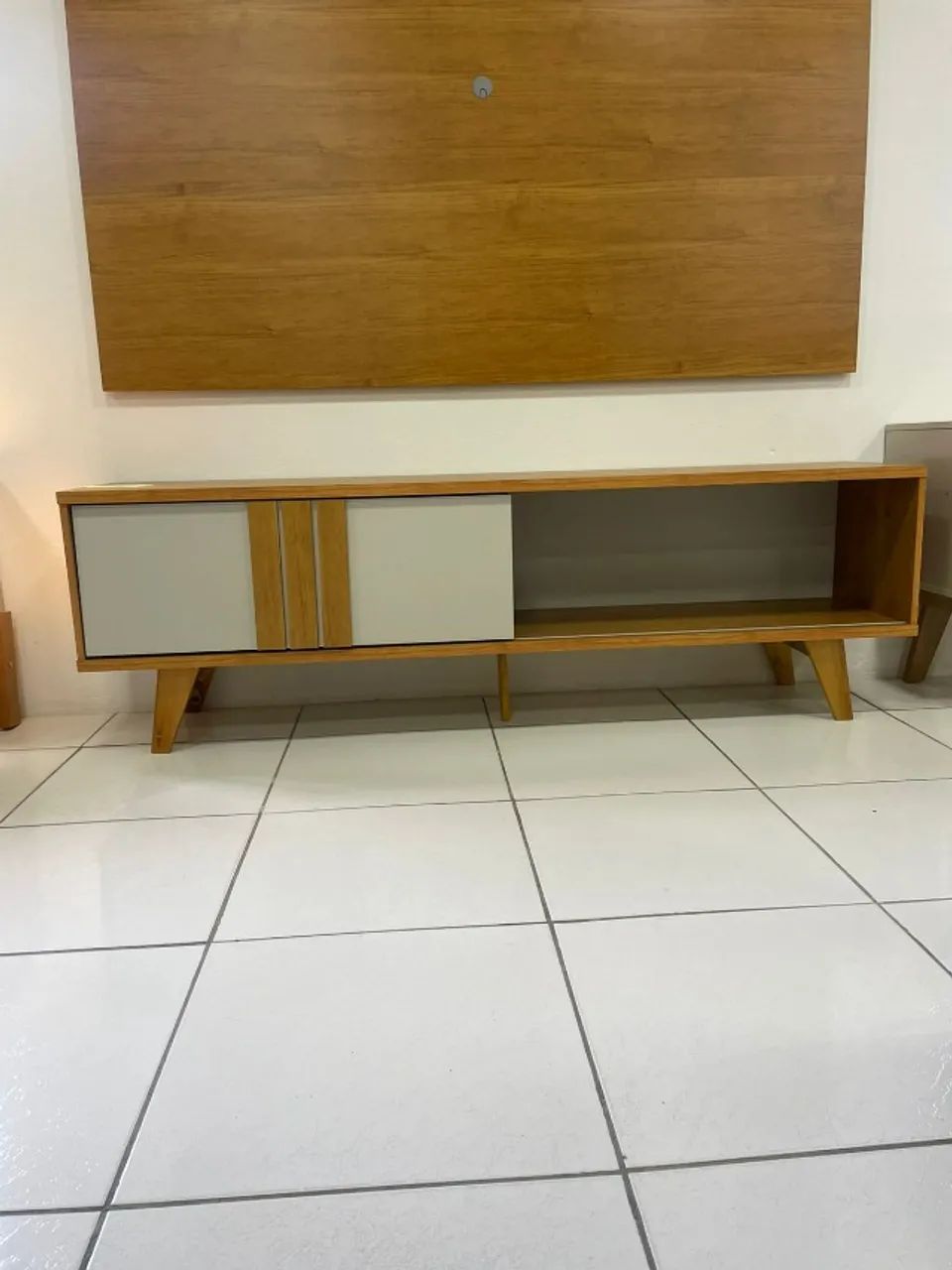 "Sofisticação em Oferta: Rack com 1 Porta para TV de até 60? com Design Funcional"