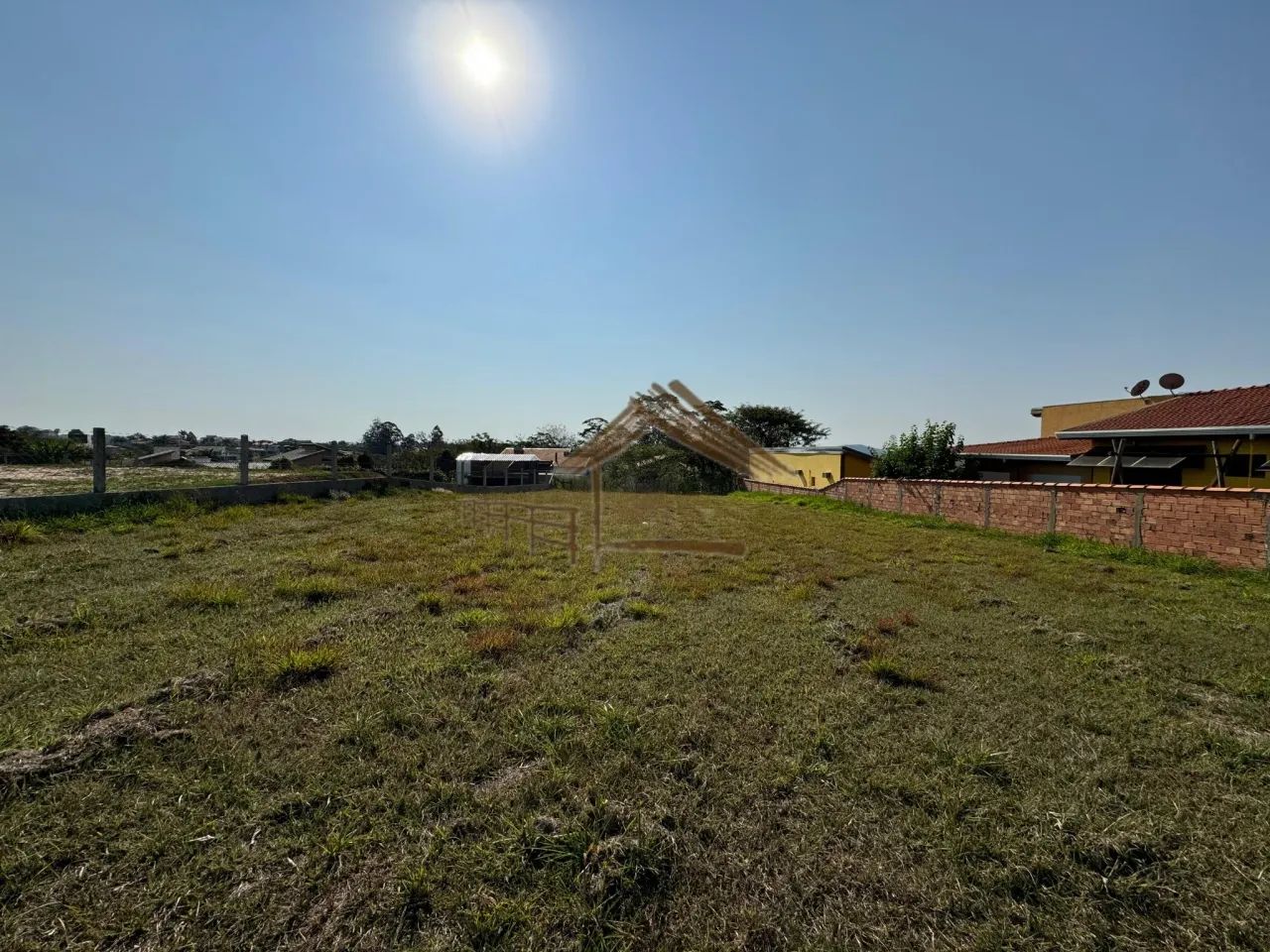 Terreno com 1.000 m² em condomínio, local tranquilo com vizinhos moradores, Porangaba SP