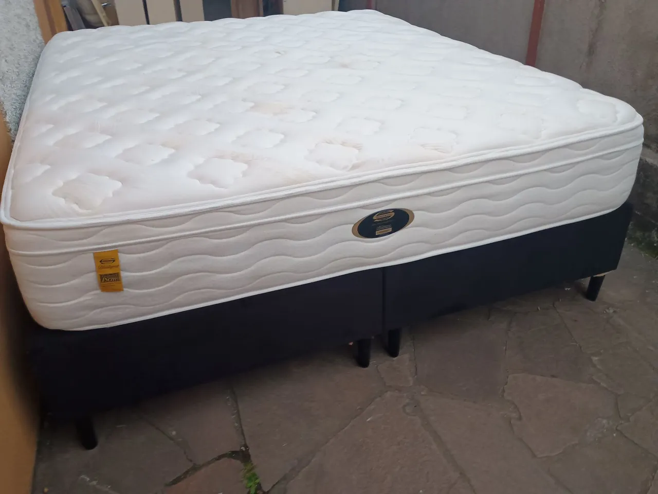 Conjunto box, tamanho King, com bases novas direto de fábrica e colchão usado!