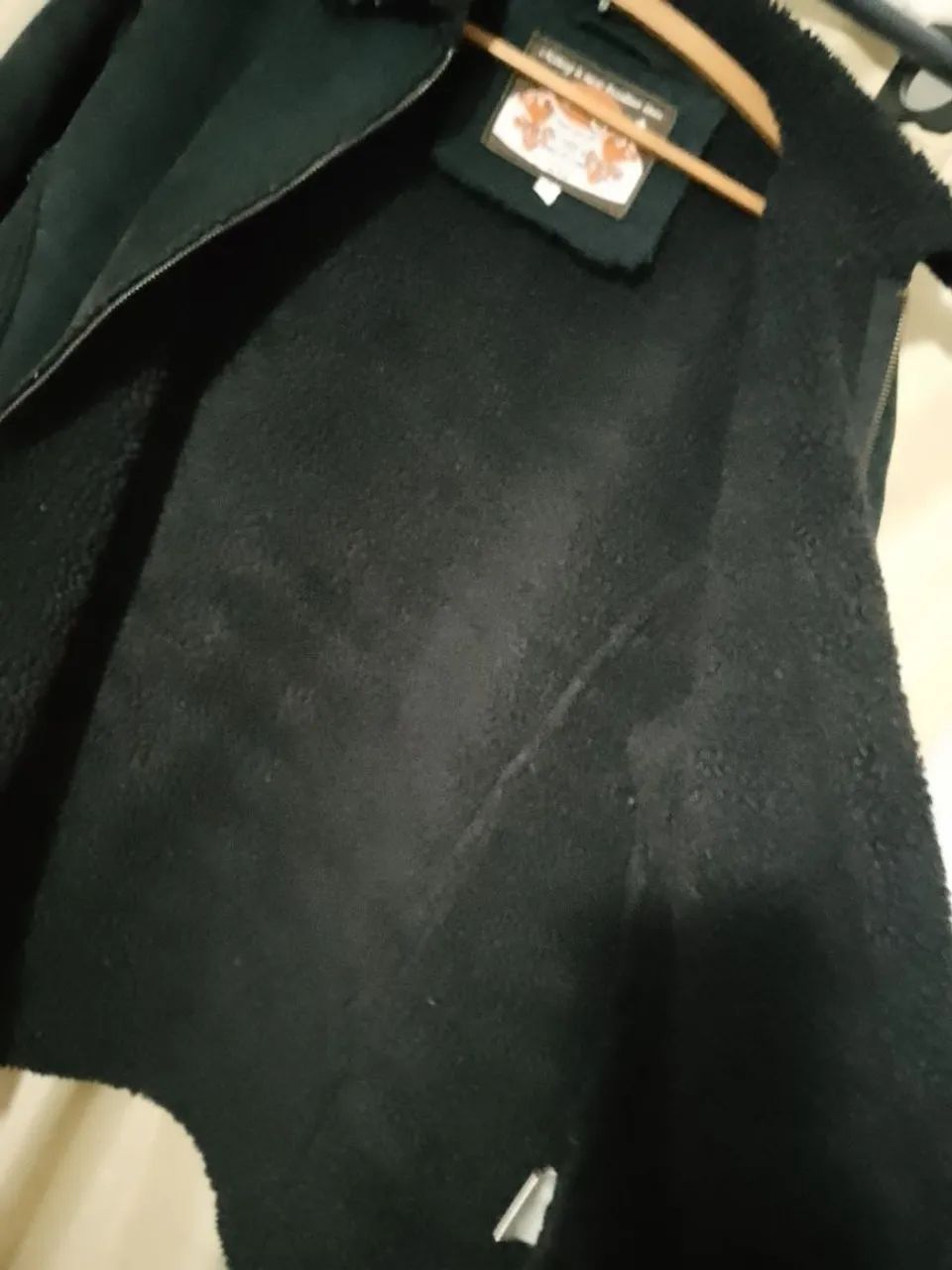 Casaco de couro cru e lã preto. - Foto 4