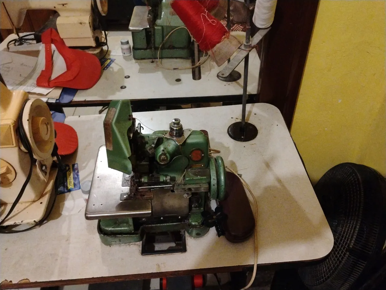 Máquina de overloque funcionando