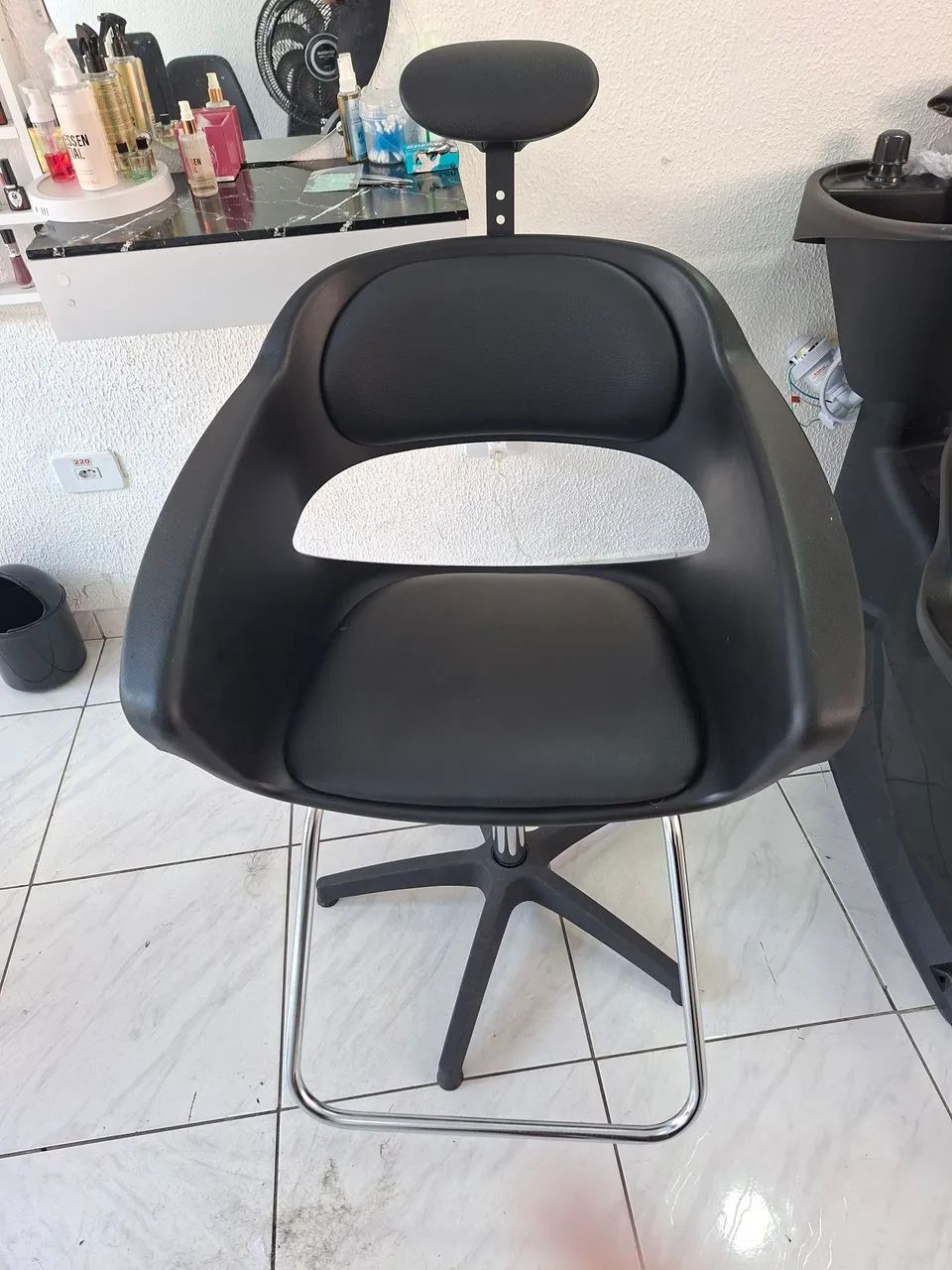 Lavatório, cadeira, mesa manicure, expositor de esmalte, carrinho auxiliar, bebedouro  - Foto 3