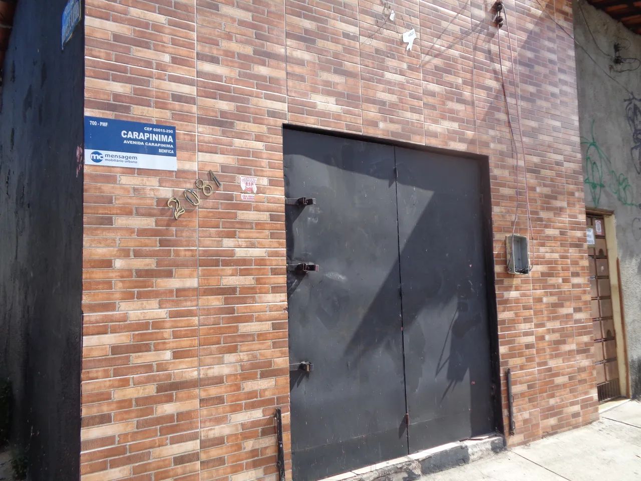 02 SALAS, COZINHA, 01 BANHEIRO. ALUGUEL: R$ 1400,00 IPTU: 06 X R$ 73,08 TX DO LIXO ISENTO 