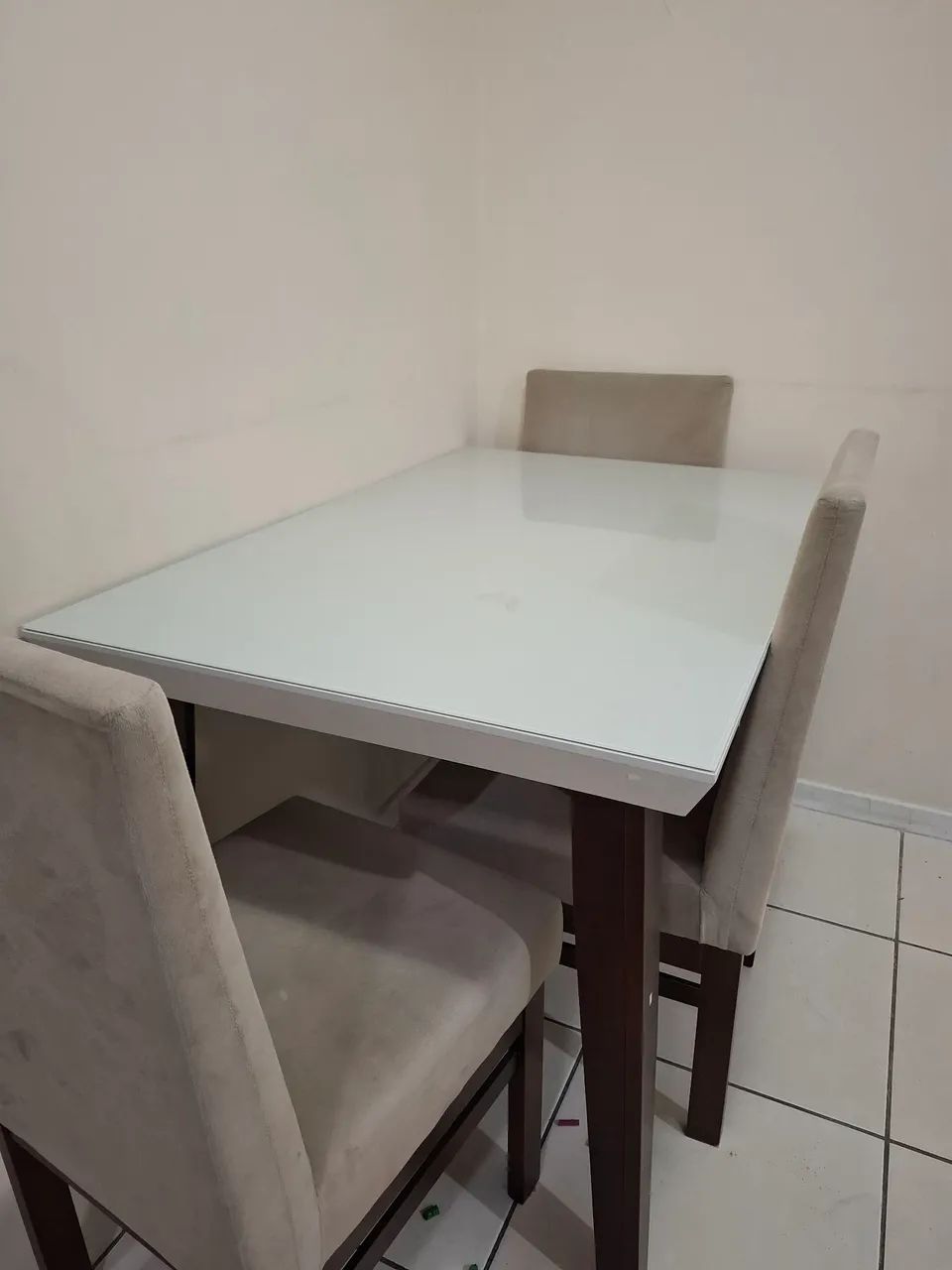 Mesa de jantar em madeira com tampo de vidro