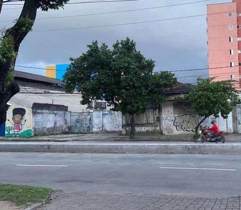 Casa com 5 quartos, Galpões, terreno e estacionamento com 600.00m2