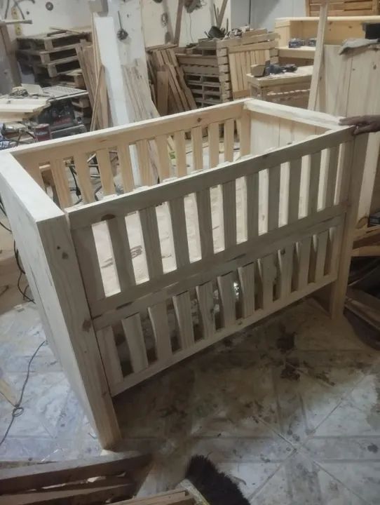 Berço de madeira para bebê com grade reclinável 