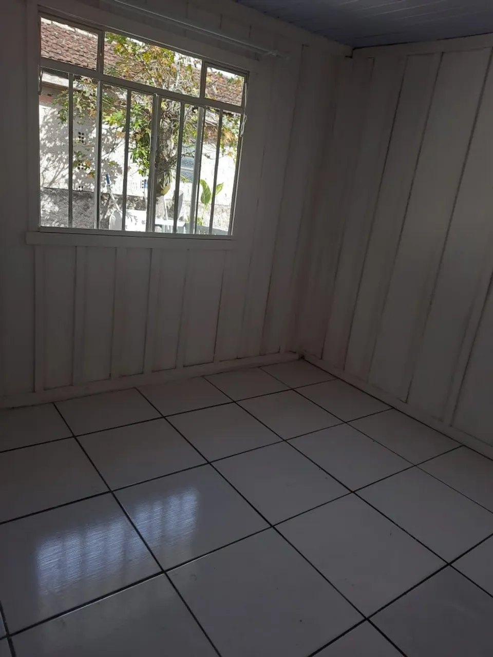 Aluga-se casa fundos