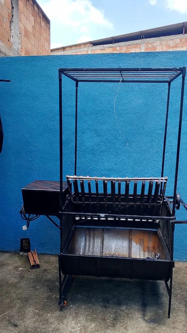 Churrasqueira com eixo giratório para assar costelão e leitão com varal de defumação - Foto 2