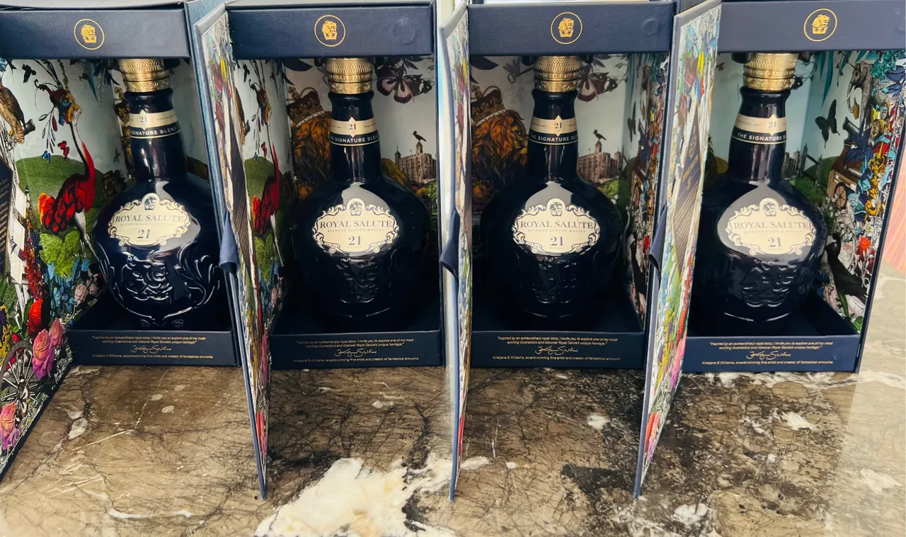Garrafa de Royal Salute azul 21 anos 700ml - mais caixa com Decoração Exclusiva