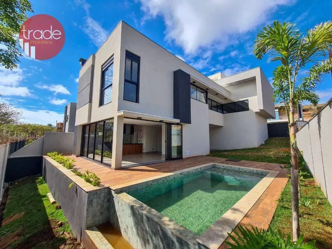 Casa à Venda no Residencial Alphaville de 03 Suítes e com Piscina