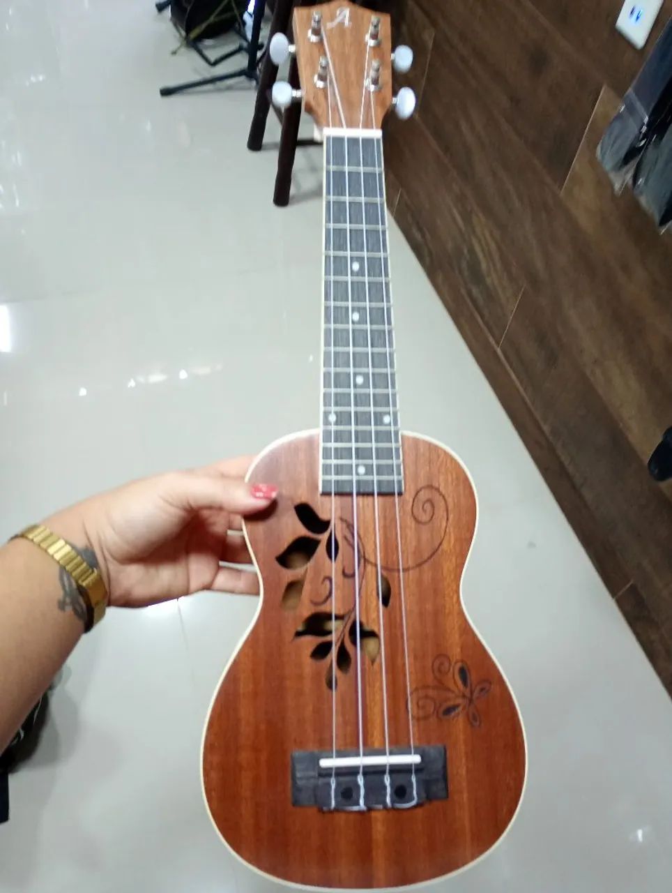  Ukulele com Detalhes em Madeira - Foto 4