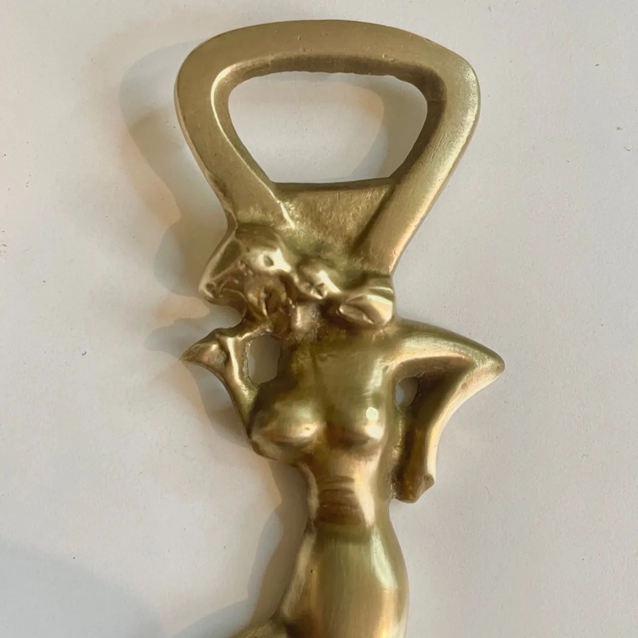 Abridor de Garrafa Vintage em Metal Dourado Vintage Figura Feminina 