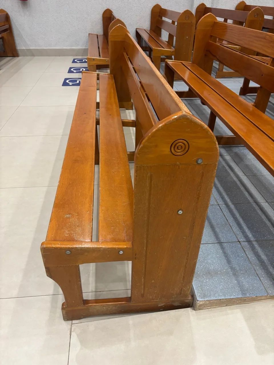 Bancos em madeira para igrejas