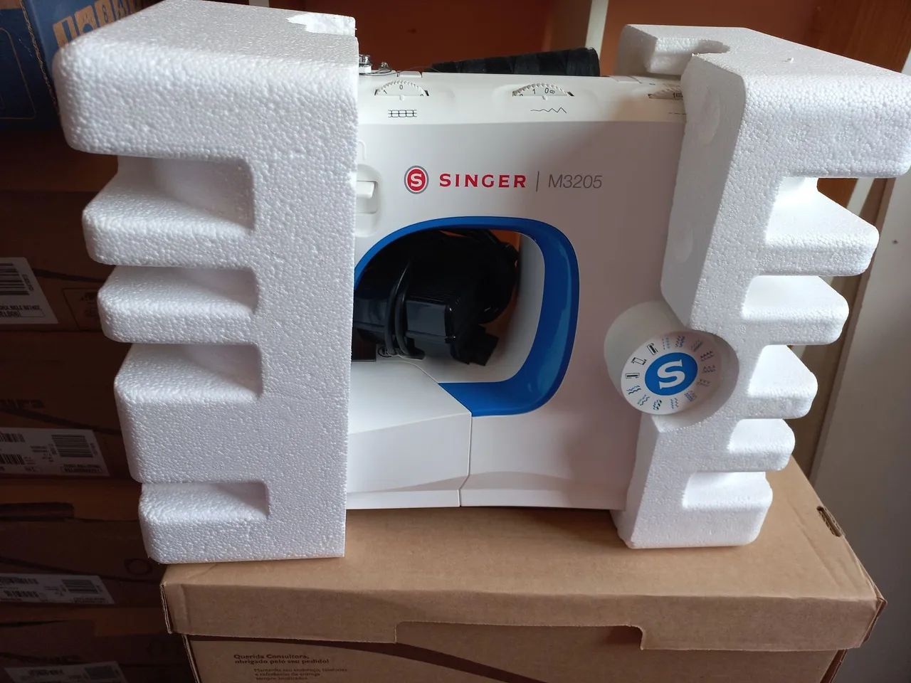 Vendo Máquina de Costurar Singer M3205 - Nova! - Foto 3