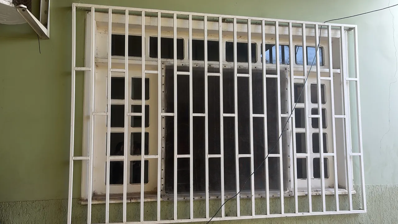 Janelas com grade de proteção em ótimo estado