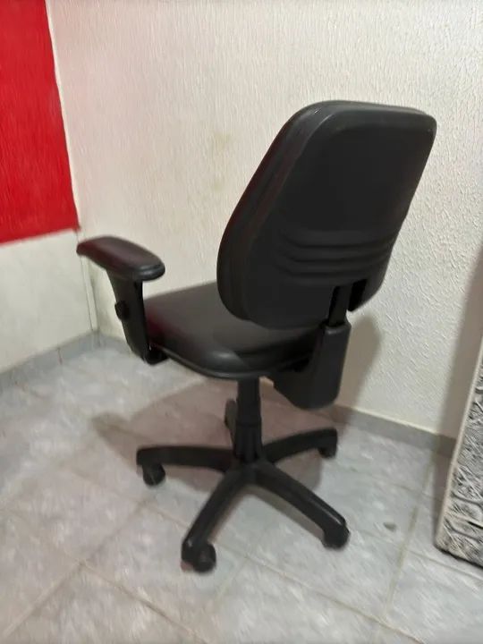 Cadeira de escritório/gamer giratória reclinável preta - Foto 3