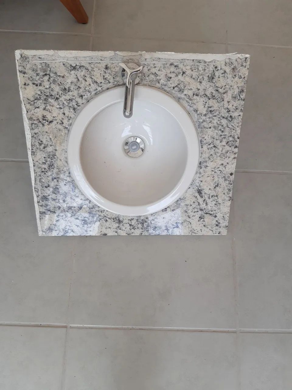 Cuba de banheiro com pedra.