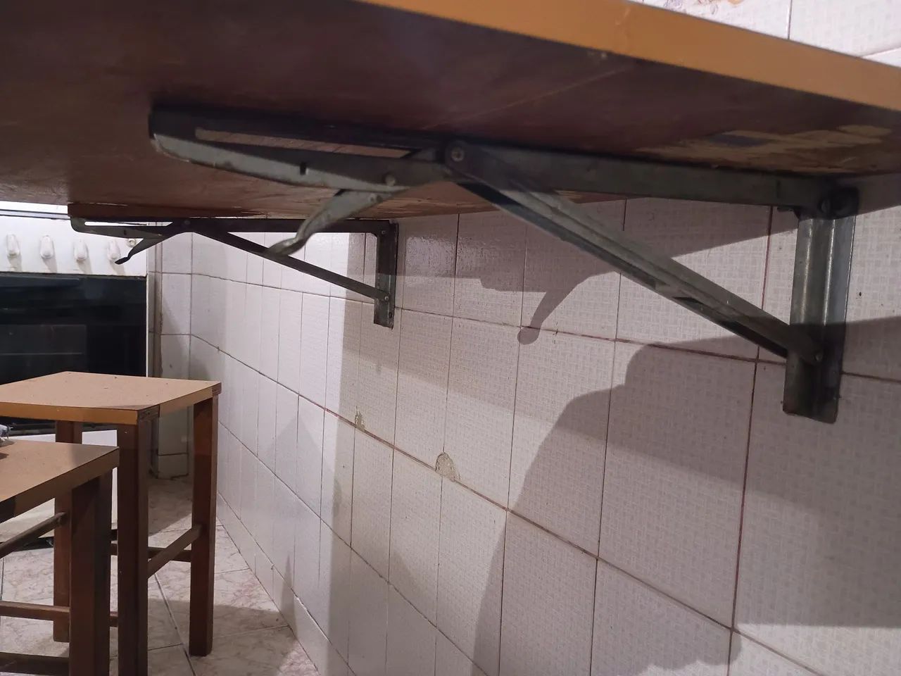 Mesa dobrável  e 4 bancos - Foto 4