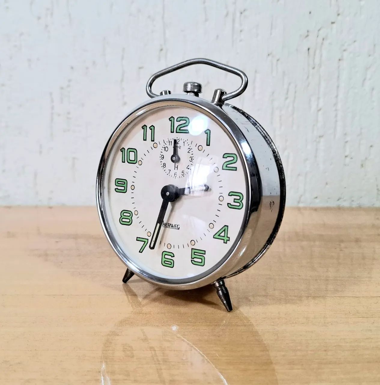 Relógio despertador Herweg anos 90 funcionando.
