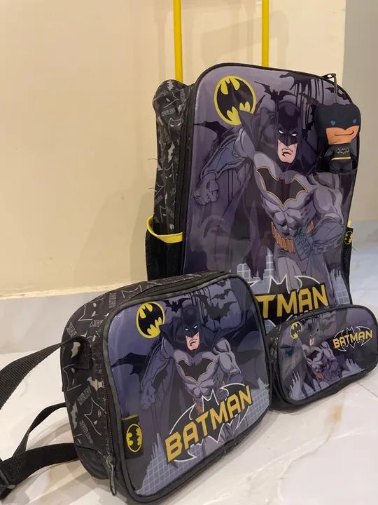 Conjunto de malas Batman - Mochila de rodinhas, bolsa e necessaire - Foto 3