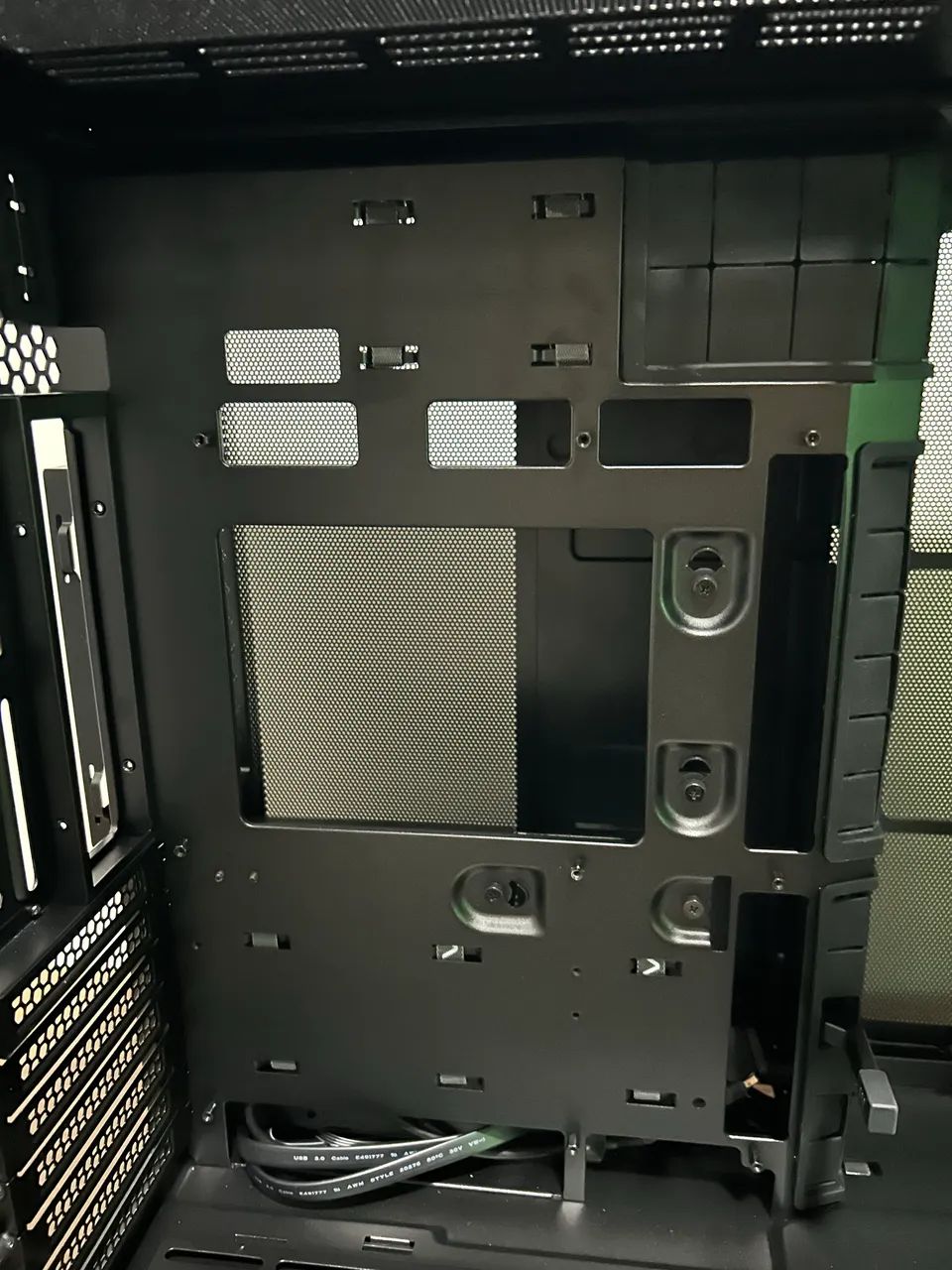 Gabinete lian li vision compact  - Foto 2