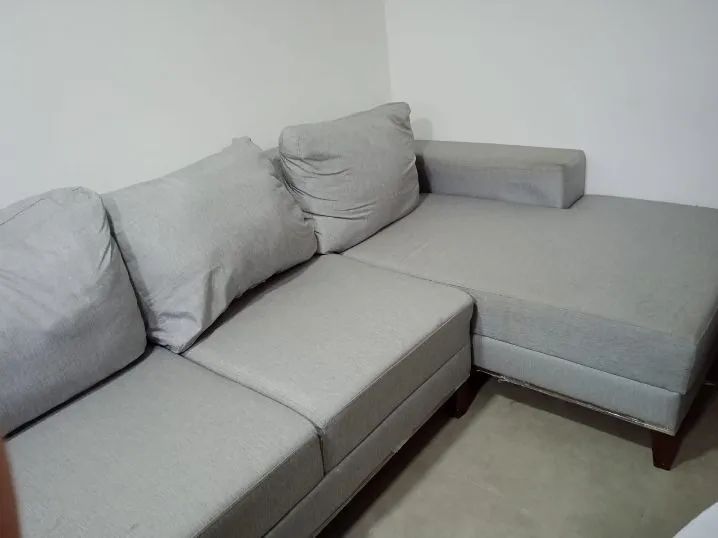Sofa Belgrado 3 lugares cinza claro com chaise direto linho cru - Foto 2