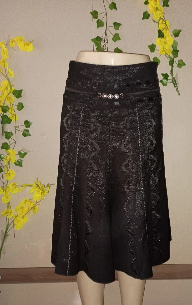 Saia preta com detalhes em brilho e pérolas centrais na altura da cintura-Midi-P-38-R$ 50