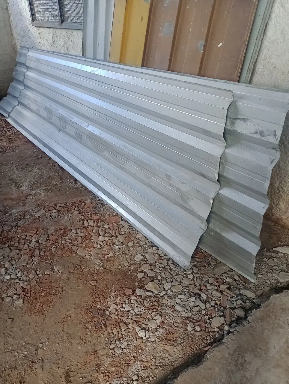 3 telhas de galvanizada 2 de 5mtrs 1 de 4 mtrs