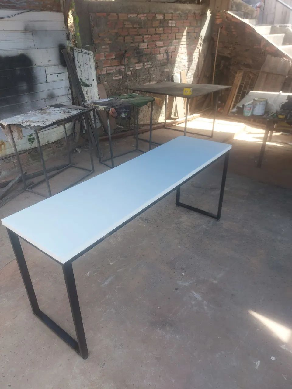 Mesa com tampo branco e estrutura de ferro - Foto 4