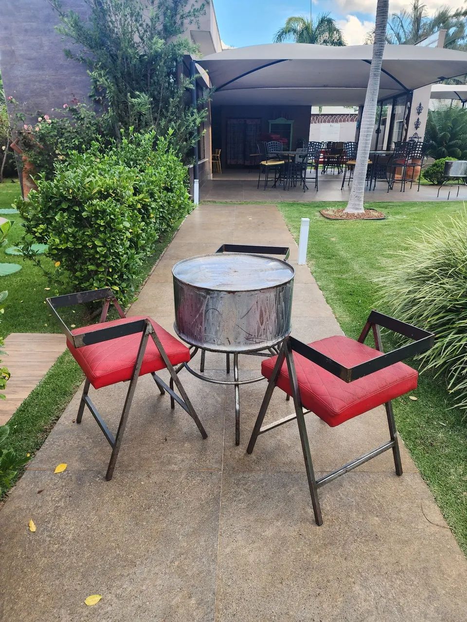 3 Conjuntos iguais 3 mesas e 3 Cadeiras de Ferro com Assento Vermelho - Foto 3