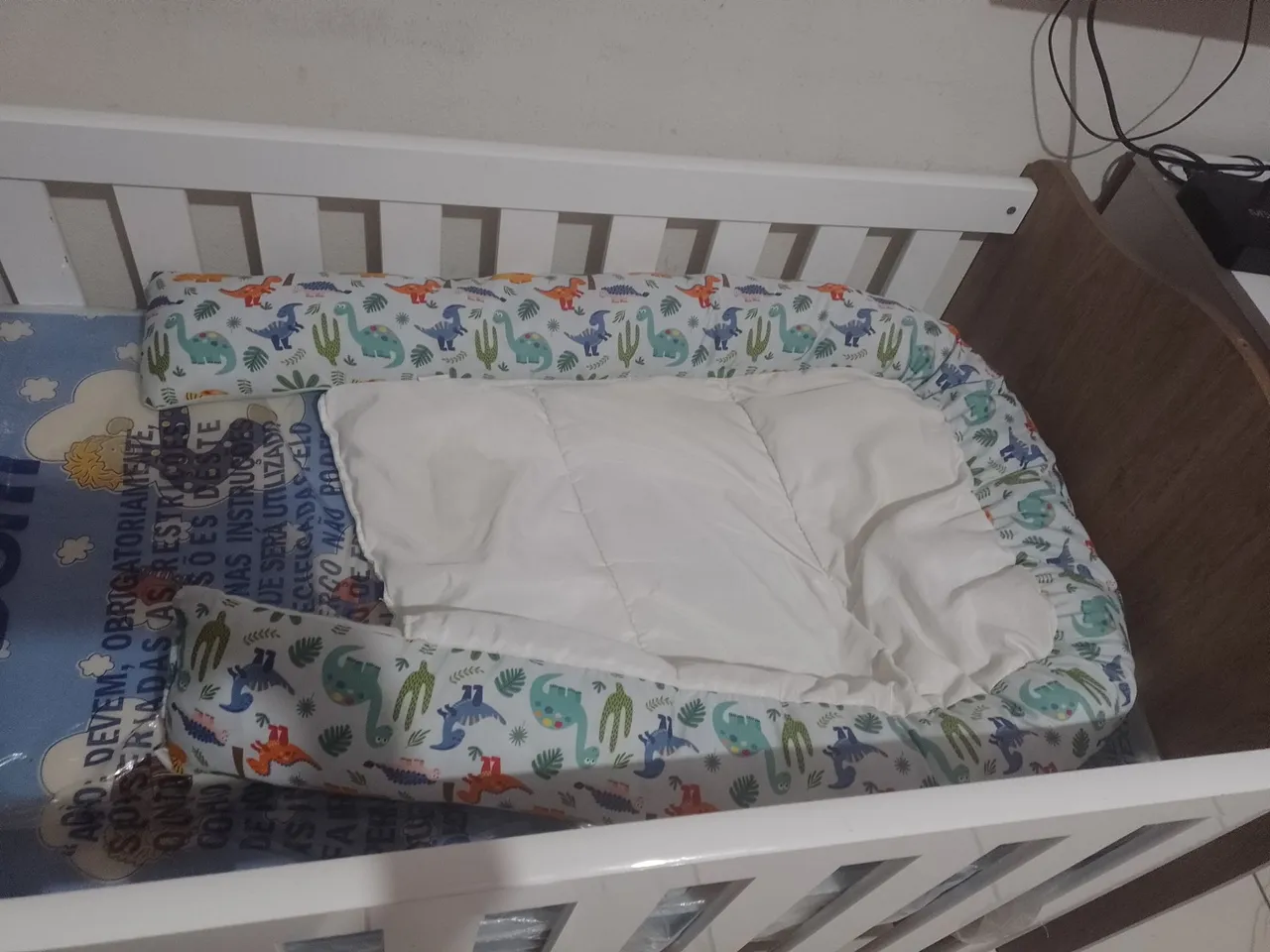 Berço de bebê com protetor de berço
