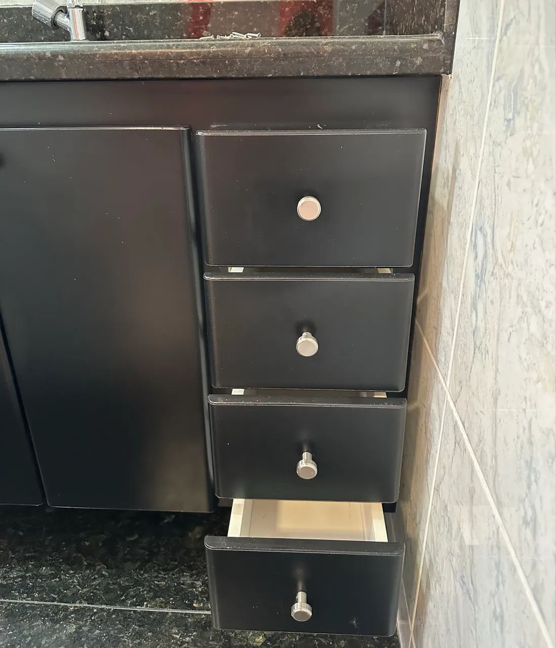 Bancada de granito com pia embutida, gabinete e vaso sanitário  - Foto 2