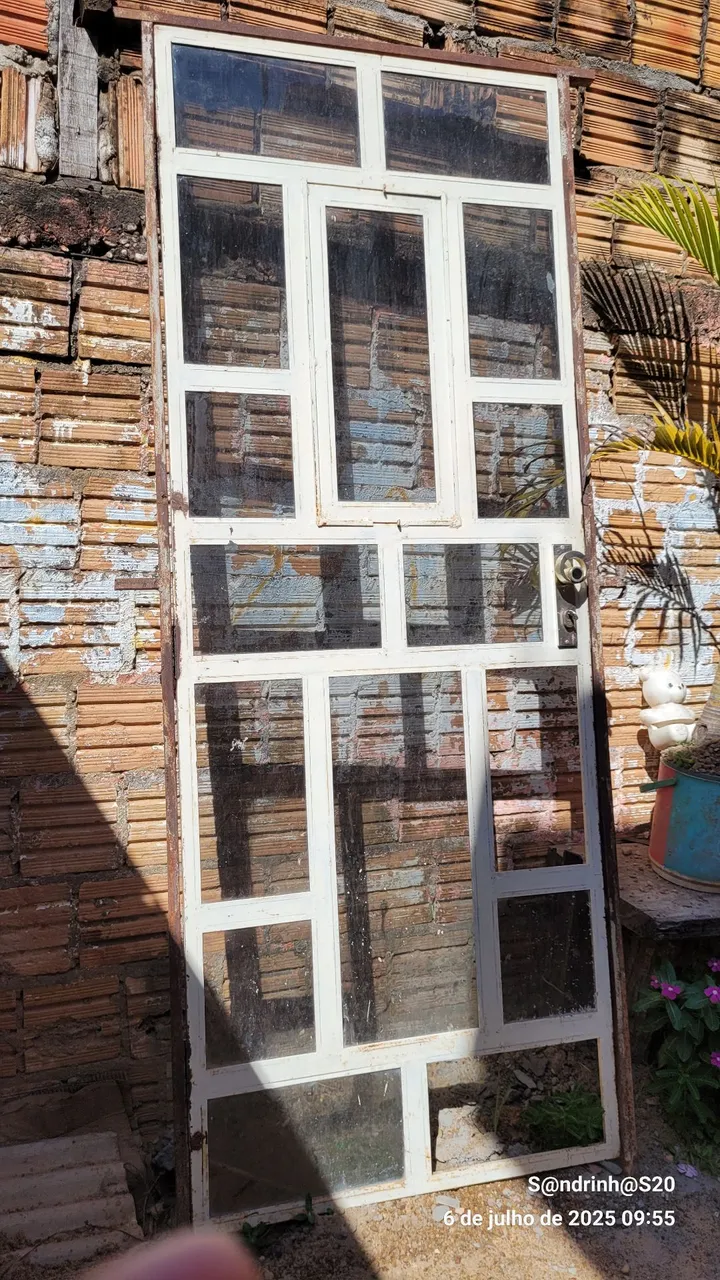 Porta de vidro com a fechadura e com achave
