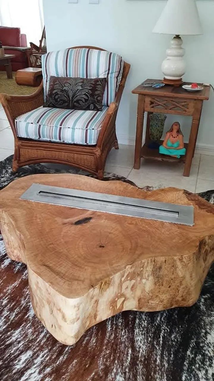 Mesa de centro em madeira maciça