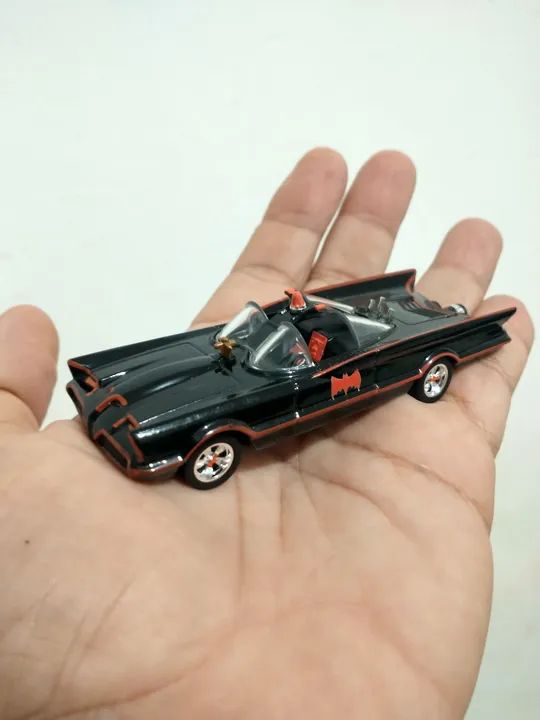 Miniatura Batmóvel (Batmobile) Série de TV anos 60 - 1/50 - Hot Wheels - LOOSE